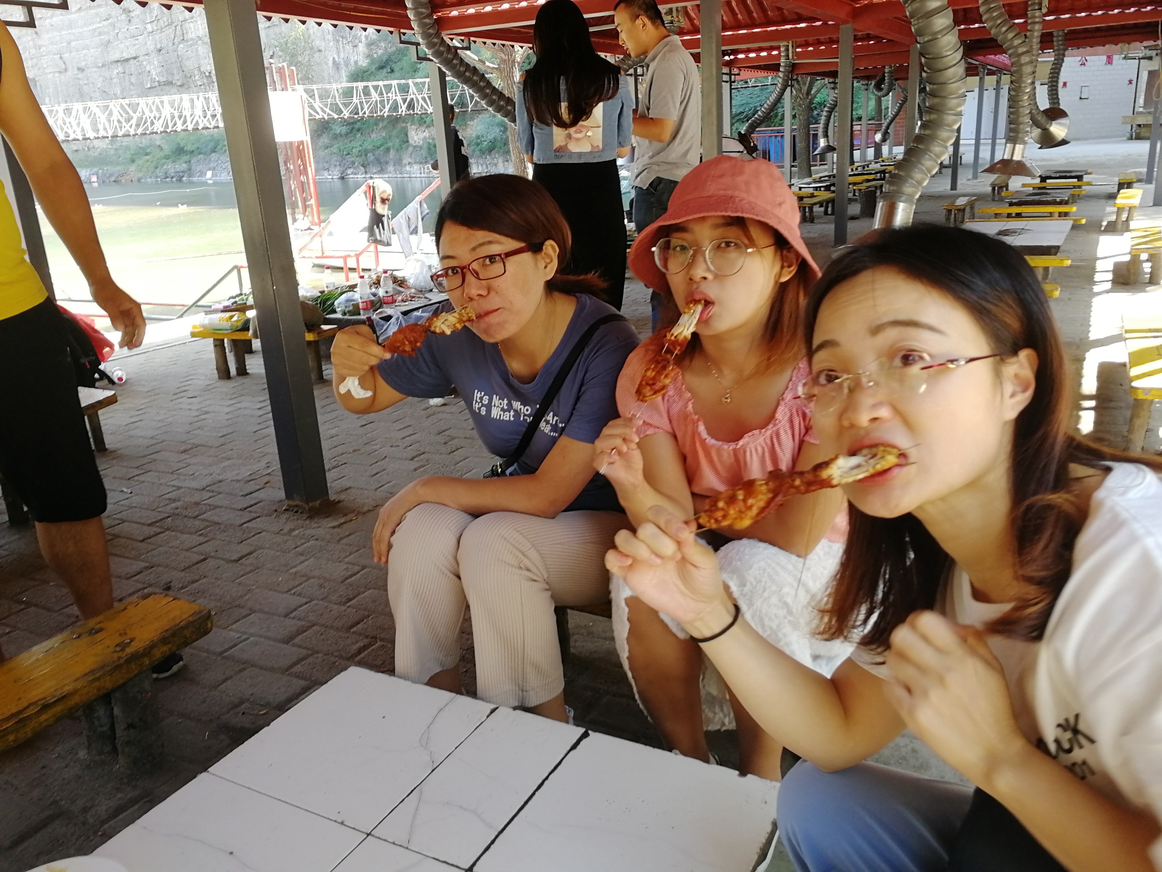 从右往左，闫宝玉,温艳蓉,秦国茹